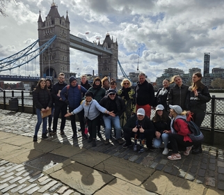zdjęcie zbiorowe studentów kierunku turystyka i rekreacja na tle mostu Tower Bridge